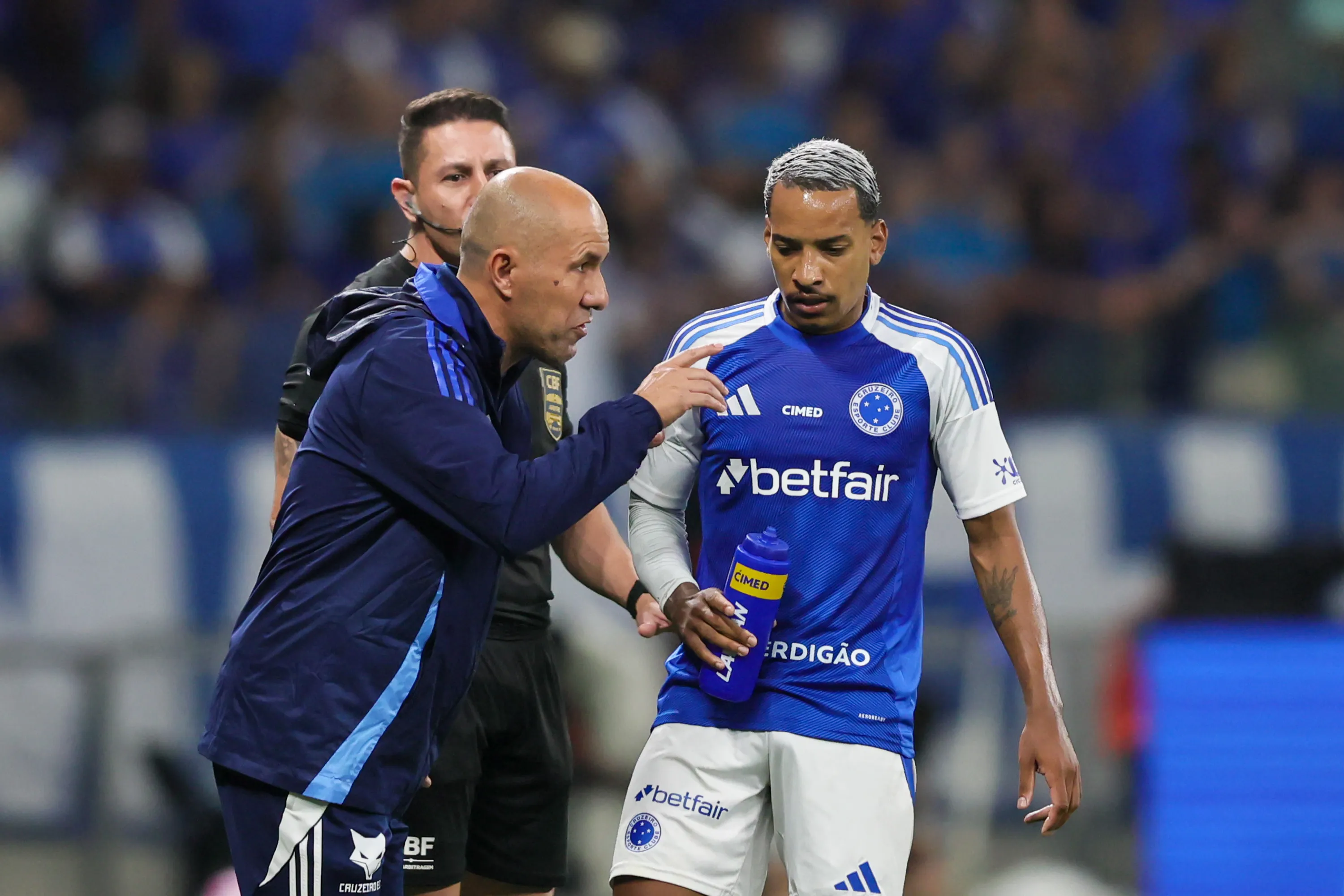 Leonardo Jardim falando com Matheus Pereira durante partida contra o Fortaleza – Foto: Gilson Lobo/AGIF
