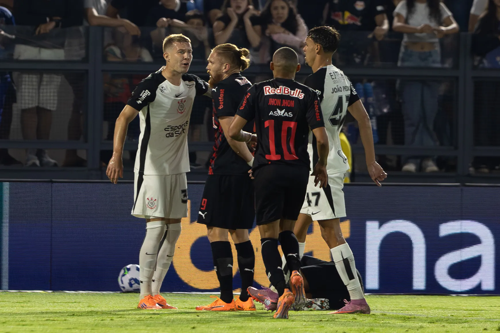 Charles discutindo com jogadores do RB Bragantino – Foto: Joisel Amaral/AGIF