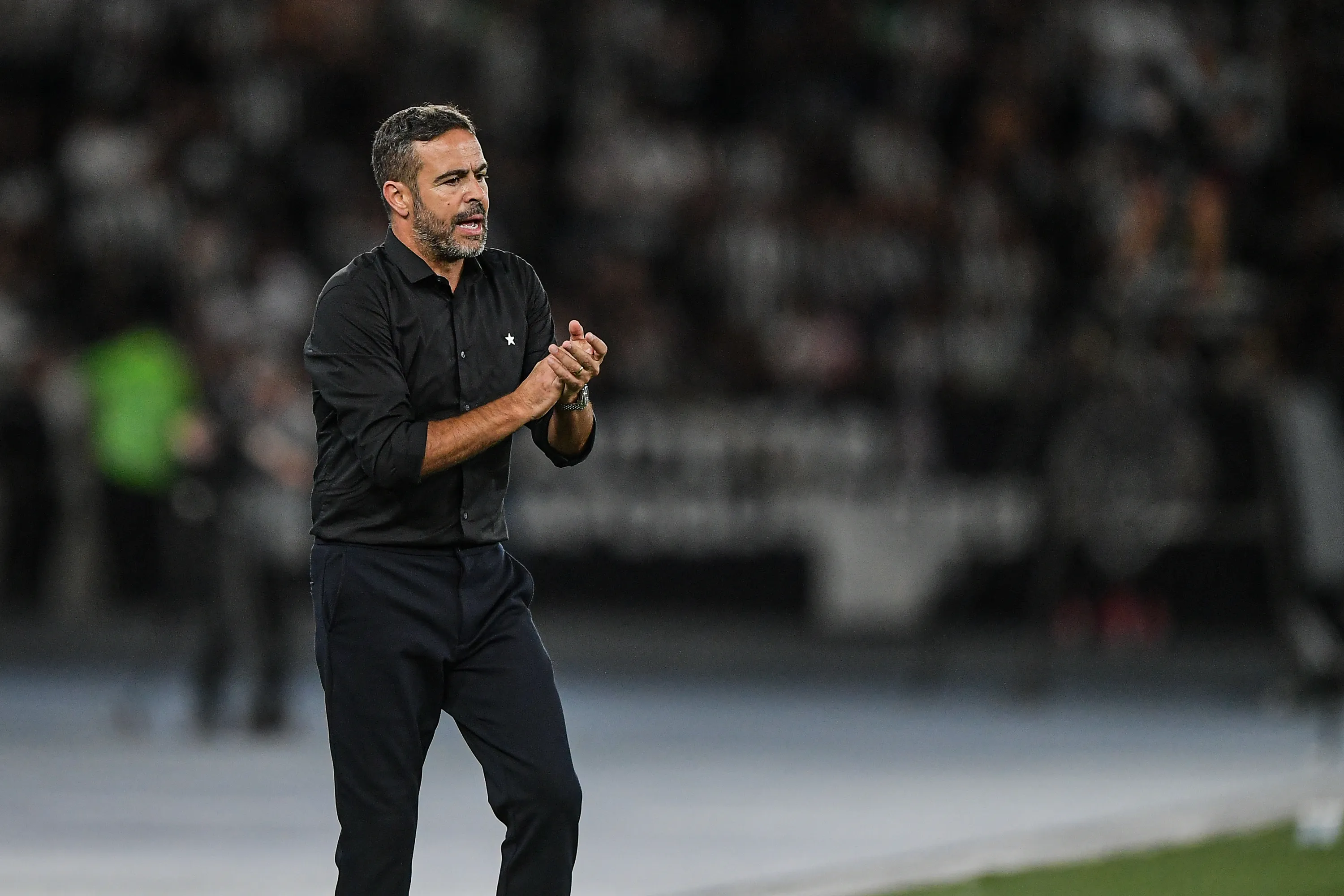 Artur Jorge comandando o Botafogo em 2024 – Foto: Thiago Ribeiro/AGIF