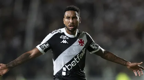 Jair jogador do Vasco reclama com a arbitragem durante partida contra o Bragantino no estadio Sao Januario pelo campeonato Brasileiro A 2025. Foto: Jorge Rodrigues/AGIF