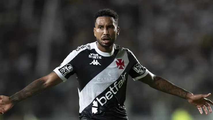 Jair jogador do Vasco reclama com a arbitragem durante partida contra o Bragantino no estadio Sao Januario pelo campeonato Brasileiro A 2025. Foto: Jorge Rodrigues/AGIF