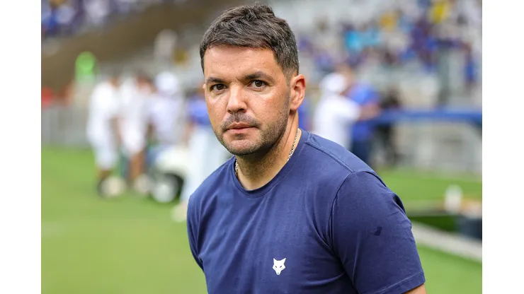 Larcamón durante confronto entre Cruzeiro e Tombense no Campeonato Mineiro de 2024.