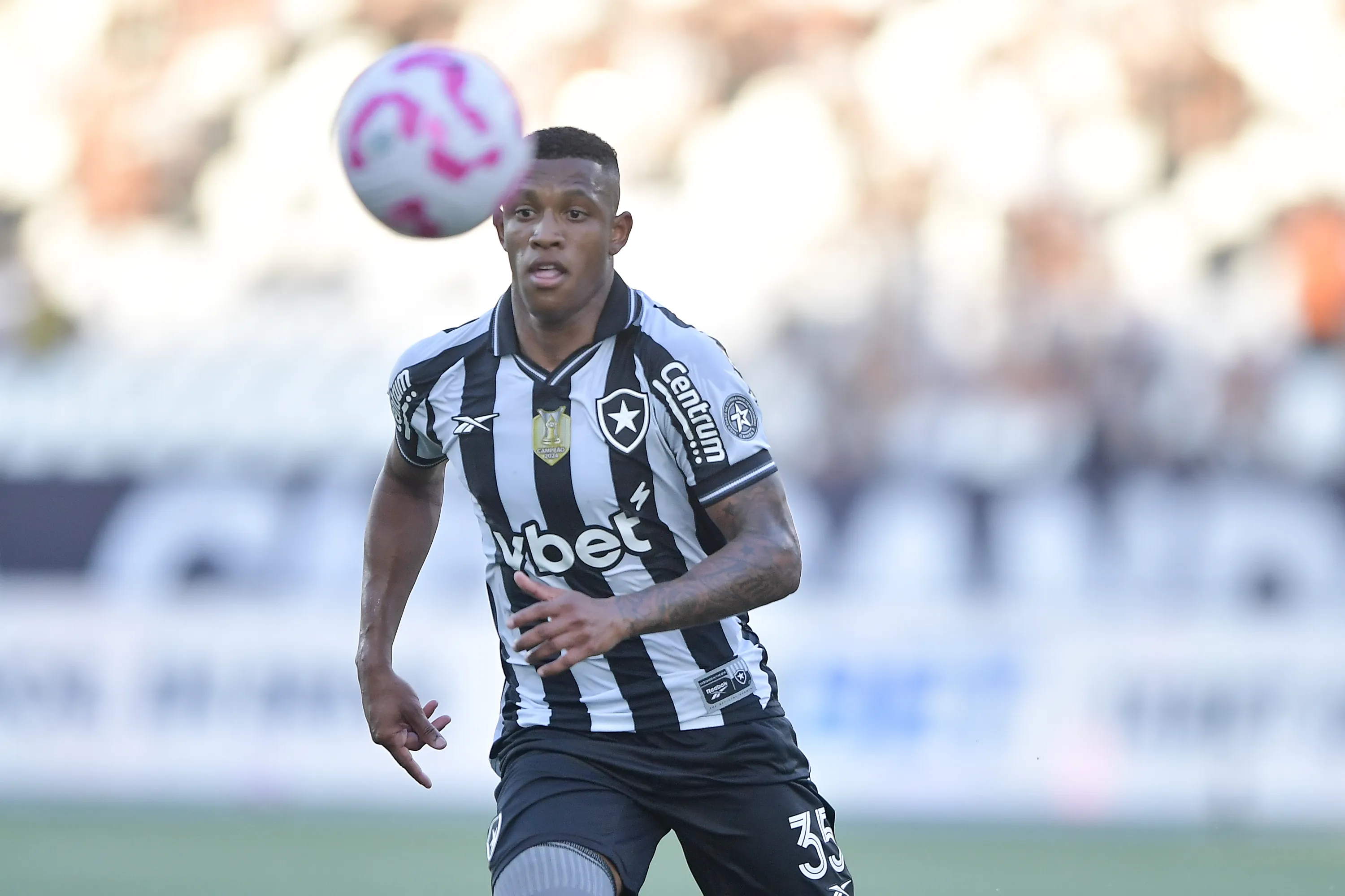 Danilo durante partida contra o Santos no Campeonato Brasileiro de 2025. Foto: Thiago Ribeiro/AGIF