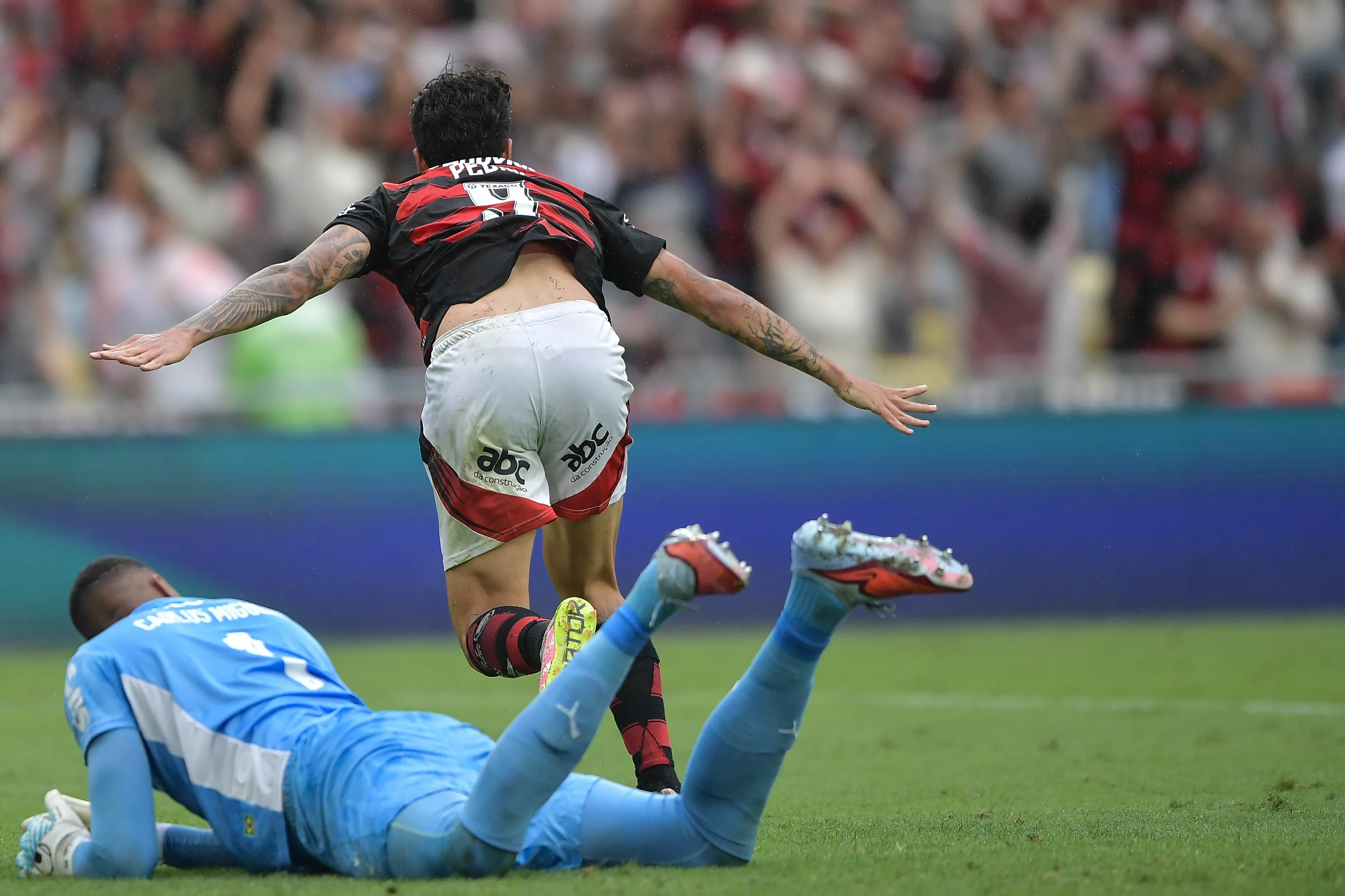 RJ – RIO DE JANEIRO – 19/10/2025 – BRASILEIRO A 2025, FLAMENGO X PALMEIRAS – Pedro jogador do Flamengo comemora seu gol durante partida contra o Palmeiras no estadio Maracana pelo campeonato Brasileiro A 2025. Foto: Thiago Ribeiro/AGIF