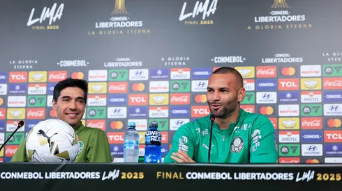 Abel Ferreira e Weverton em coletiva antes da final da Libertadores. Foto: Buda Mendes/Getty Images