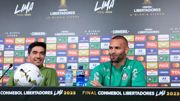 Abel Ferreira e Weverton em coletiva antes da final da Libertadores. Foto: Buda Mendes/Getty Images