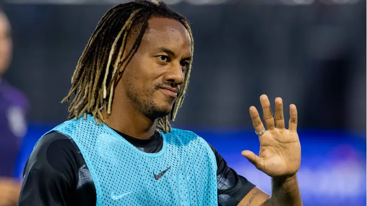Carrillo jogador do Corinthians durante aquecimento antes da partida contra o Bragantino no estadio Cicero De Souza Marques pelo campeonato Brasileiro A 2025. Foto: Joisel Amaral/AGIF