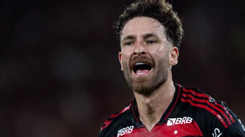 Leo Pereira jogador do Flamengo durante partida contra o Santos no estadio Maracana pelo campeonato Brasileiro A 2025. Foto: Thiago Ribeiro/AGIF