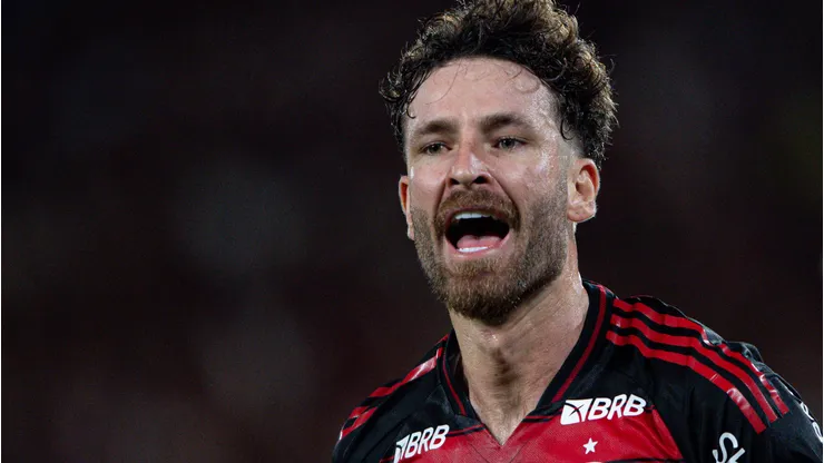 Leo Pereira jogador do Flamengo durante partida contra o Santos no estadio Maracana pelo campeonato Brasileiro A 2025. Foto: Thiago Ribeiro/AGIF