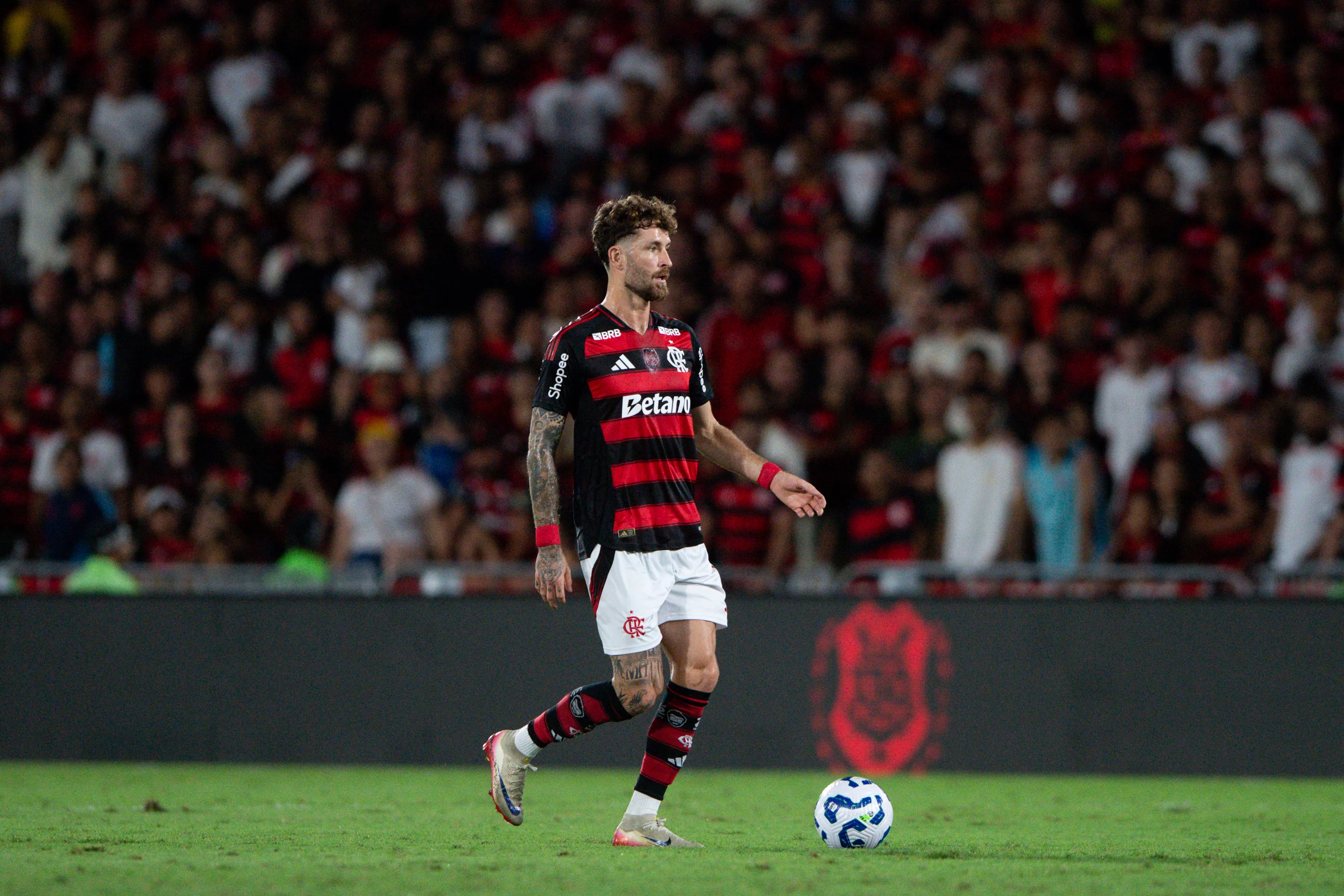 RJ – RIO DE JANEIRO – 09/11/2025 – BRASILEIRO A 2025, FLAMENGO X SANTOS – Leo Pereira jogador do Flamengo durante partida contra o Santos no estadio Maracana pelo campeonato Brasileiro A 2025. Foto: Thiago Ribeiro/AGIF