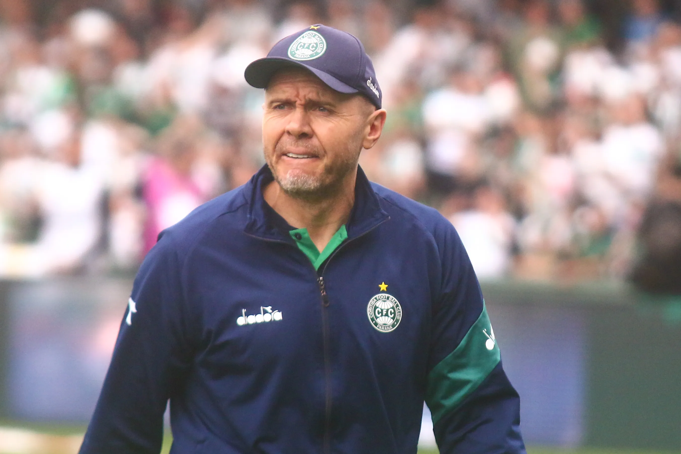 Mozart tecnico do Coritiba durante partida contra o Athletic Club no estadio Couto Pereira pelo campeonato Brasileiro B 2025. Foto: Gabriel Machado/AGIF
