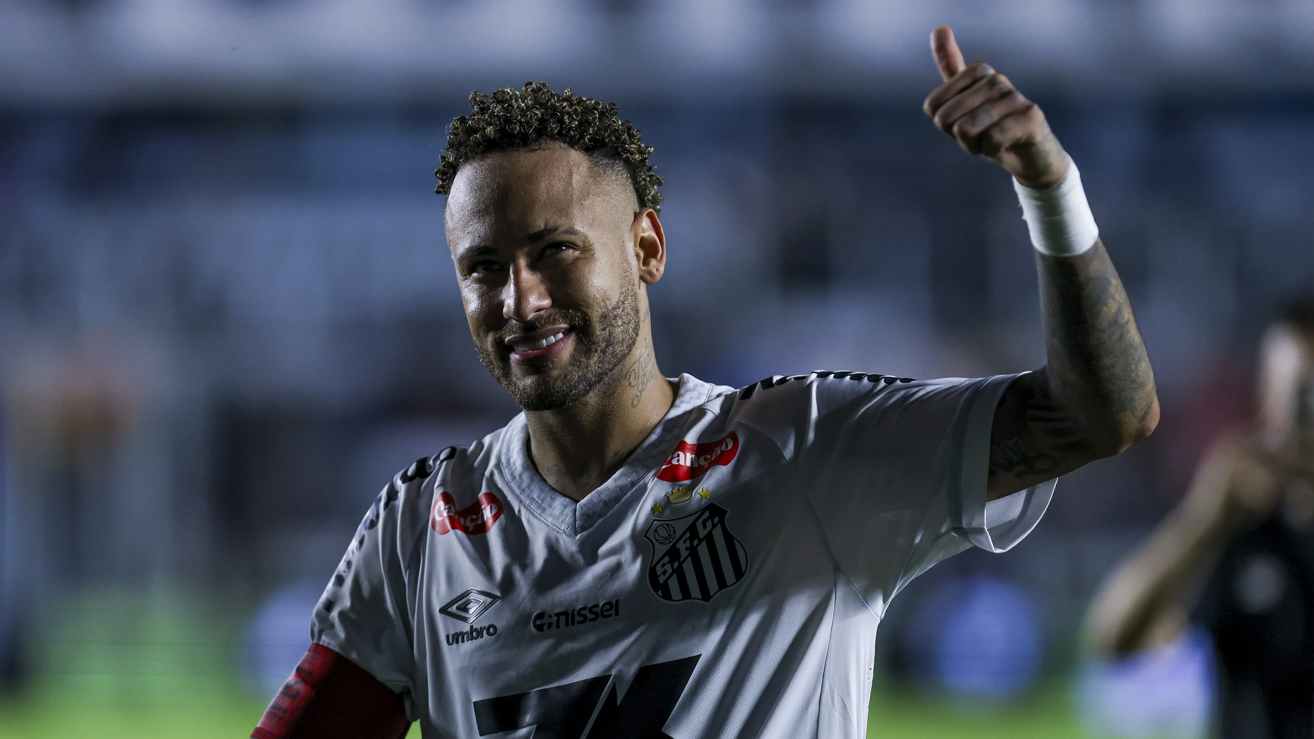Neymar em campo pelo Santos. (Photo by Ricardo Moreira/Getty Images)