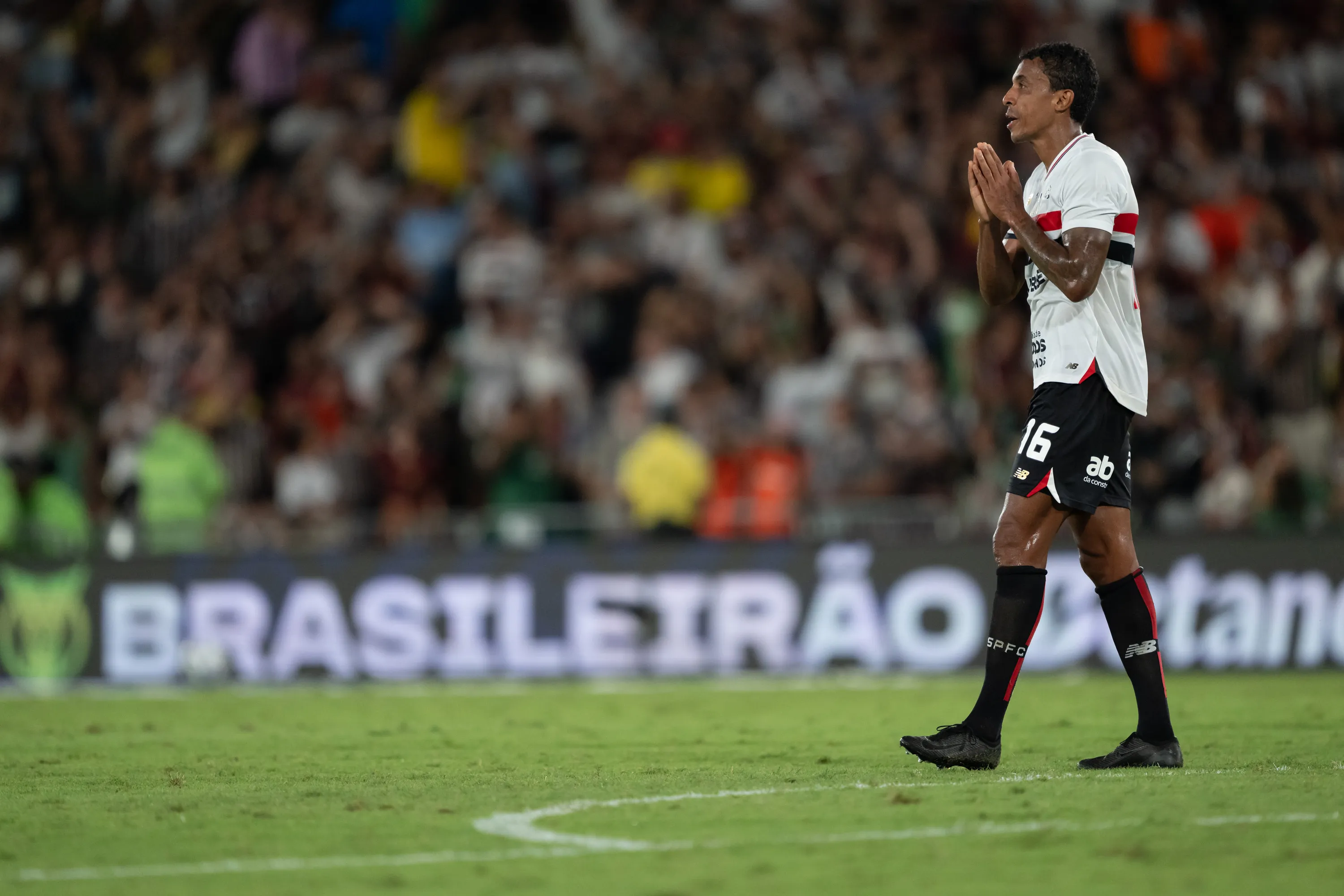 RJ – RIO DE JANEIRO – 27/11/2025 – BRASILEIRO A 2025, FLUMINENSE X SAO PAULO – Luiz Gustavo jogador do Sao Paulo lamenta durante partida contra o Fluminense no estadio Maracana pelo campeonato Brasileiro A 2025. Foto: Jorge Rodrigues/AGIF