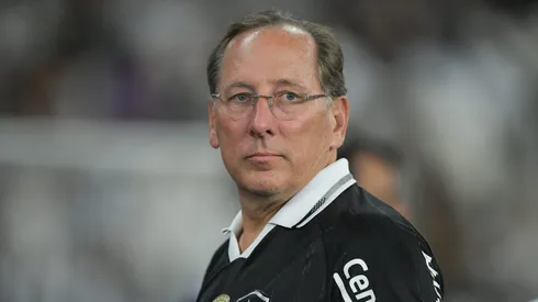 RJ – RIO DE JANEIRO – 26/07/2025 – BRASILEIRO A 2025, BOTAFOGO X CORINTHIANS – John Textor CEO do Botafogo durante partida contra o Corinthians no estadio Engenhao pelo campeonato Brasileiro A 2025. Foto: Thiago Ribeiro/AGIF