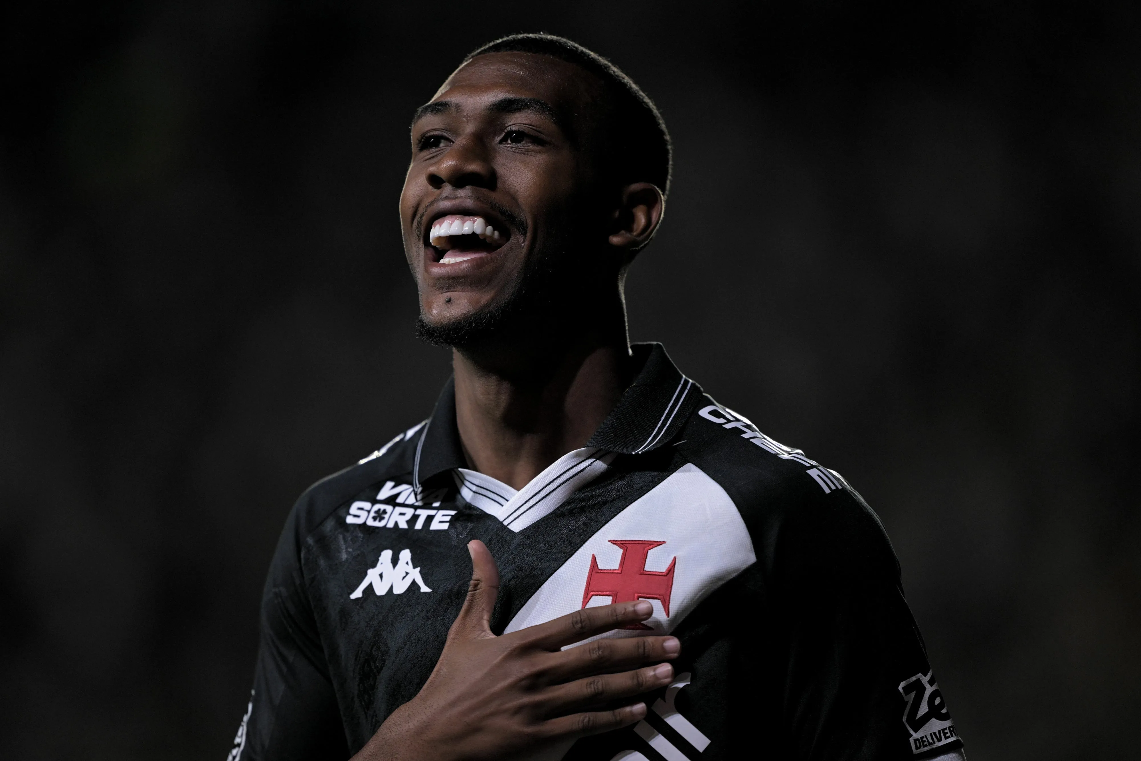 Rayan jogador do Vasco comemora seu gol durante partida contra o Internacional no estadio Sao Januario pelo campeonato Brasileiro A 2025. Foto: Jorge Rodrigues/AGIF