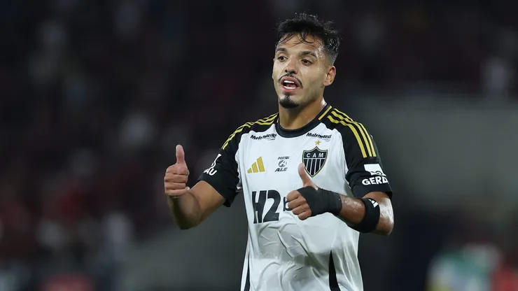 RIO DE JANEIRO, BRAZIL - JULY 27: Gabriel Menino of Atletico Mineiro give a thumbs up during the match between Flamengo and Atletico Mineiro as part of Brasileirao 2025 at Maracana Stadium on July 27, 2025 in Rio de Janeiro, Brazil. (Photo by Wagner Meier/Getty Images)