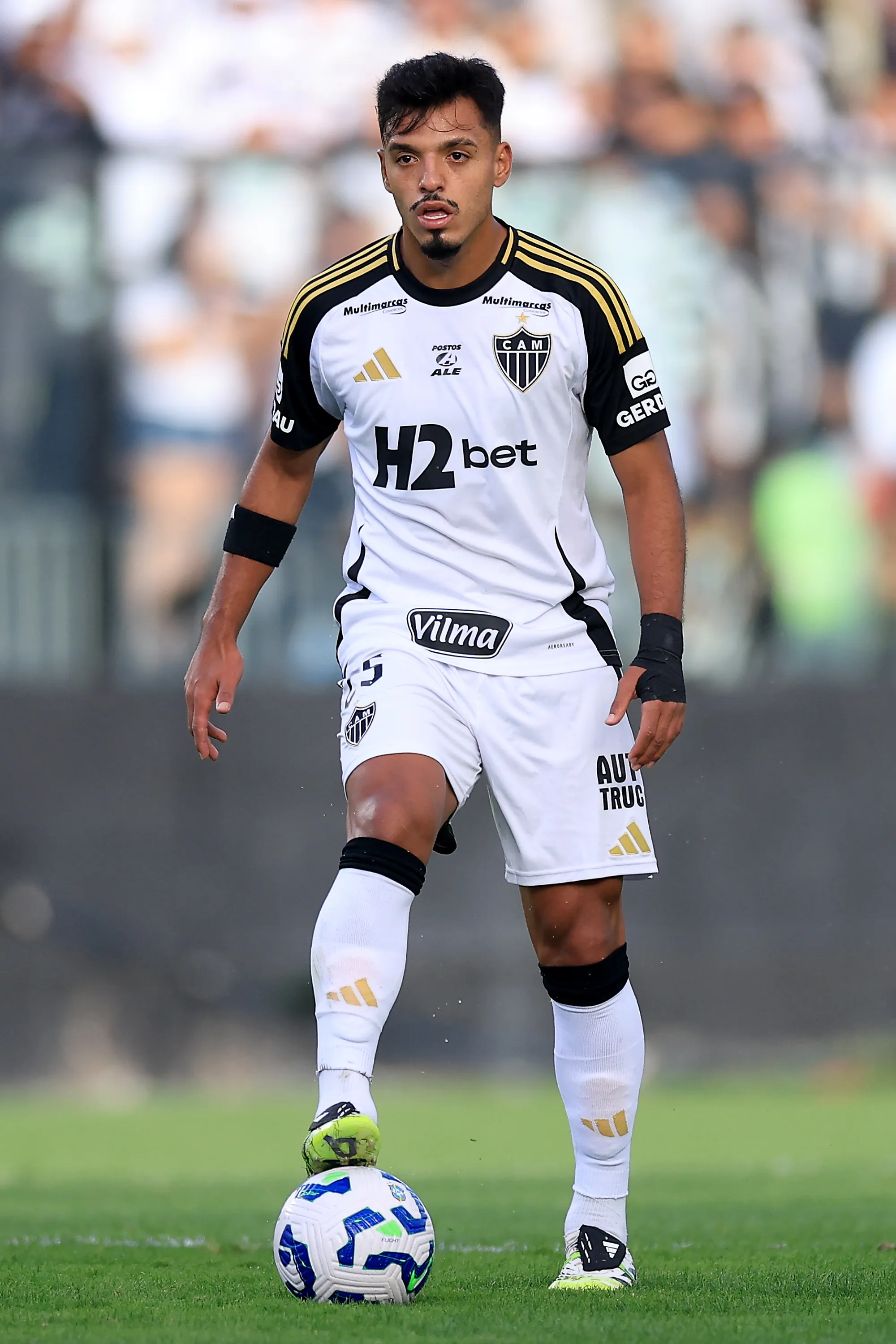 RIO DE JANEIRO, BRAZIL – AUGUST 10: Gabriel Menino of Atletico Mineiro controls the ball during the match between Vasco Da Gama and Atletico Mineiro as part of Brasileirao 2025  at Sao Januario Stadium on August 10, 2025 in Rio de Janeiro, Brazil.  (Photo by Buda Mendes/Getty Images)