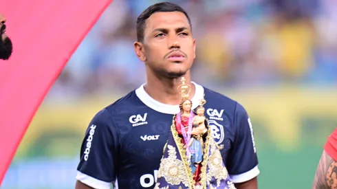 Pedro Rocha jogador do Remo durante execucao do hino nacional antes da partida contra o Cuiaba no estadio Arena Pantanal pelo campeonato Brasileiro B 2025. Foto: Francisco Alves/AGIF