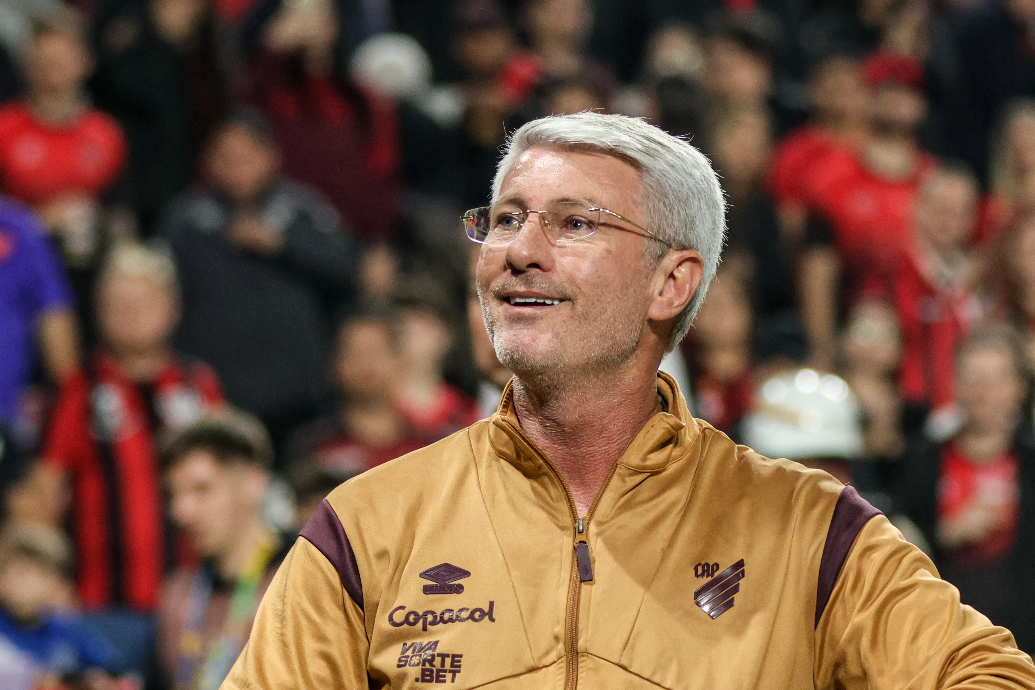 Odair Hellmann tecnico do Athletico-PR comemora acesso a Serie A do Campeonato Brasileiro ao fim da partida contra o America-MG no estadio Arena da Baixada pelo campeonato Brasileiro B 2025. Foto: Robson Mafra/AGIF