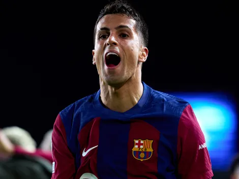 João Cancelo aparece em loja do Corinthians no Parque São Jorge