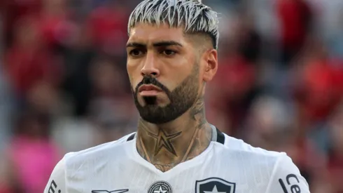 Alexander Barboza durante confronto contra o Athletico-PR no Campeonato Brasileiro de 2024. Foto: Robson Mafra/AGIF