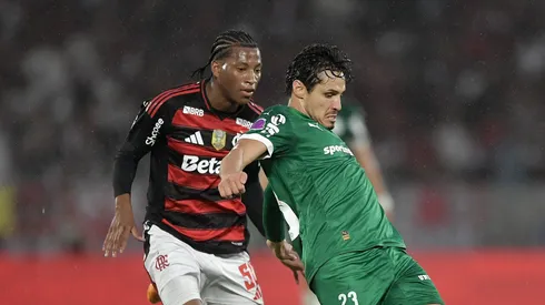 Raphael Veiga jogador do Palmeiras durante partida contra o Flamengo no estadio Maracana pelo campeonato Brasileiro A 2025. Foto: Thiago Ribeiro/AGIF