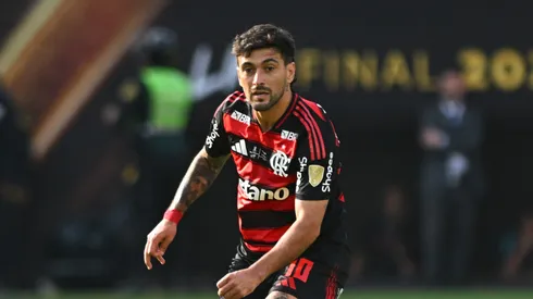 Giorgian de Arrascaeta of Flamengo controls the ball during the 2025 Copa CONMEBOL Libertadores Final match between Palmeiras and Flamengo at Estadio Monumental on November 29, 2025 in Lima, Peru. (Photo by Rodrigo Valle/Getty Images)