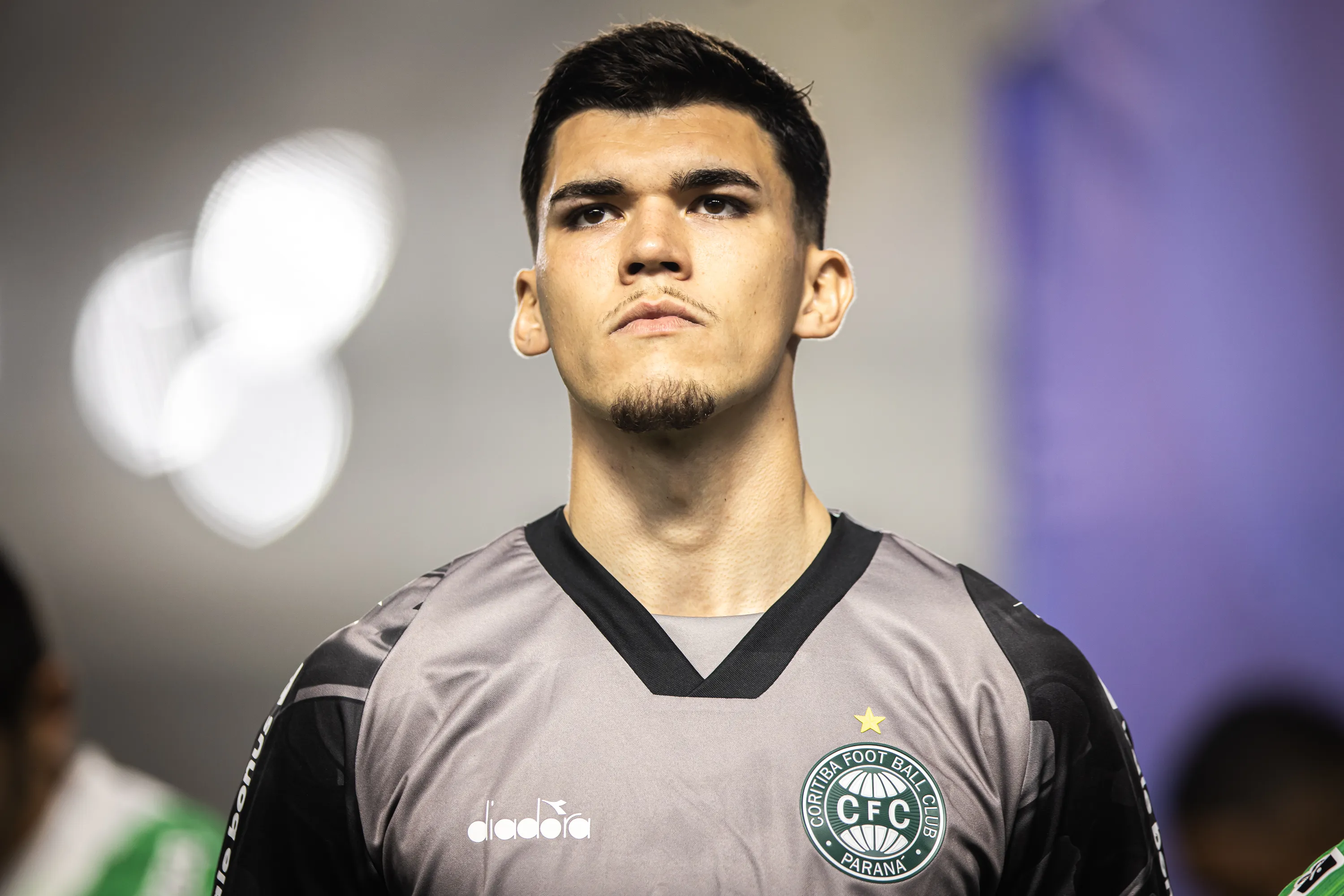 Pedro Morisco jogador do Coritiba durante partida contra o Santos no estadio Vila Belmiro pelo campeonato Brasileiro B 2024. Foto: Abner Dourado/AGIF