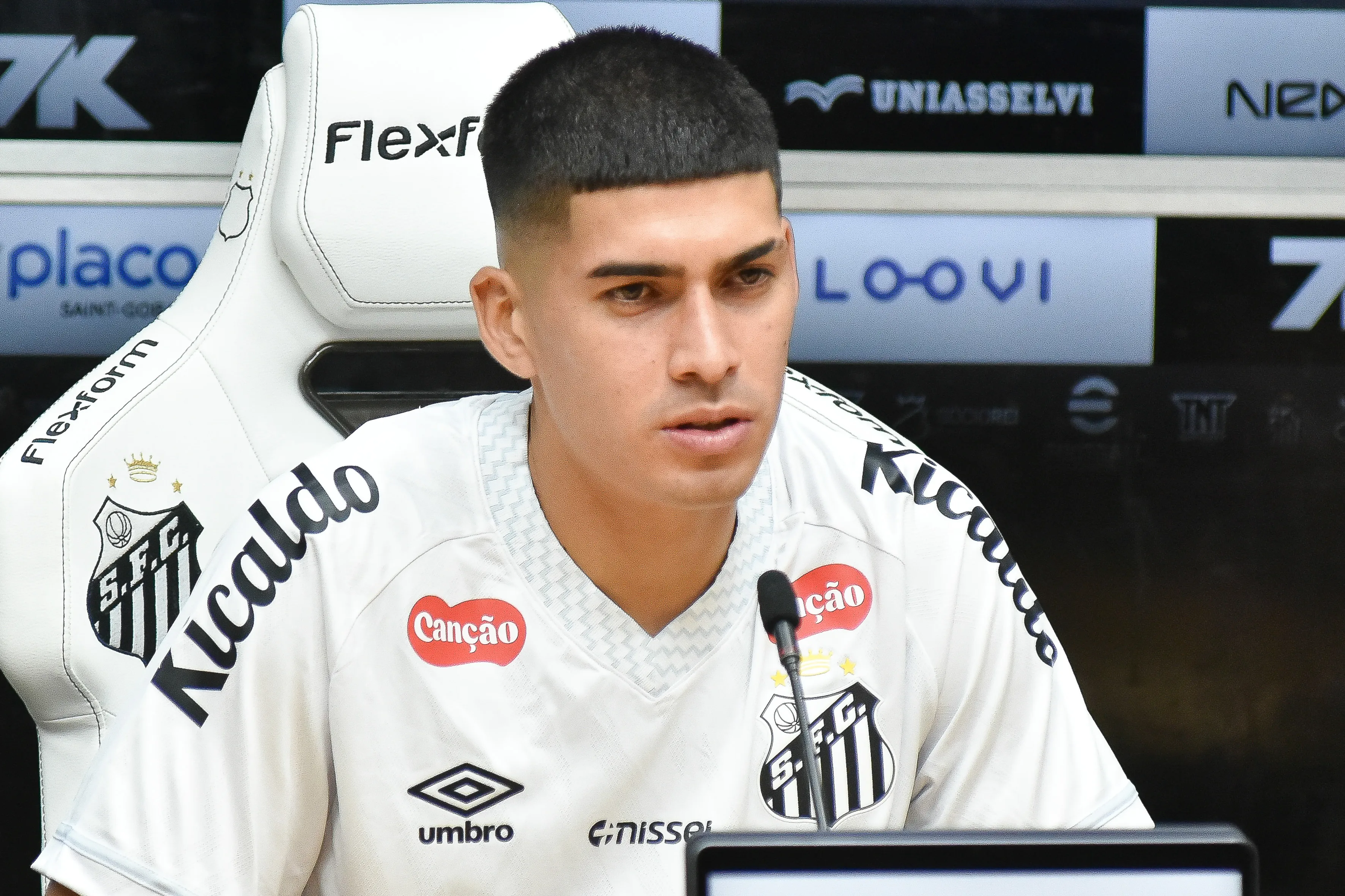 SP – SANTOS – 10/09/2025 – SANTOS, APRESENTACAO ADONIS FRIAS – Adonis Frias durante sua apresentacao oficial como jogador do Santos em coletiva de imprensa realizada no Vila Belmiro.   Foto: Jota Erre/AGIF