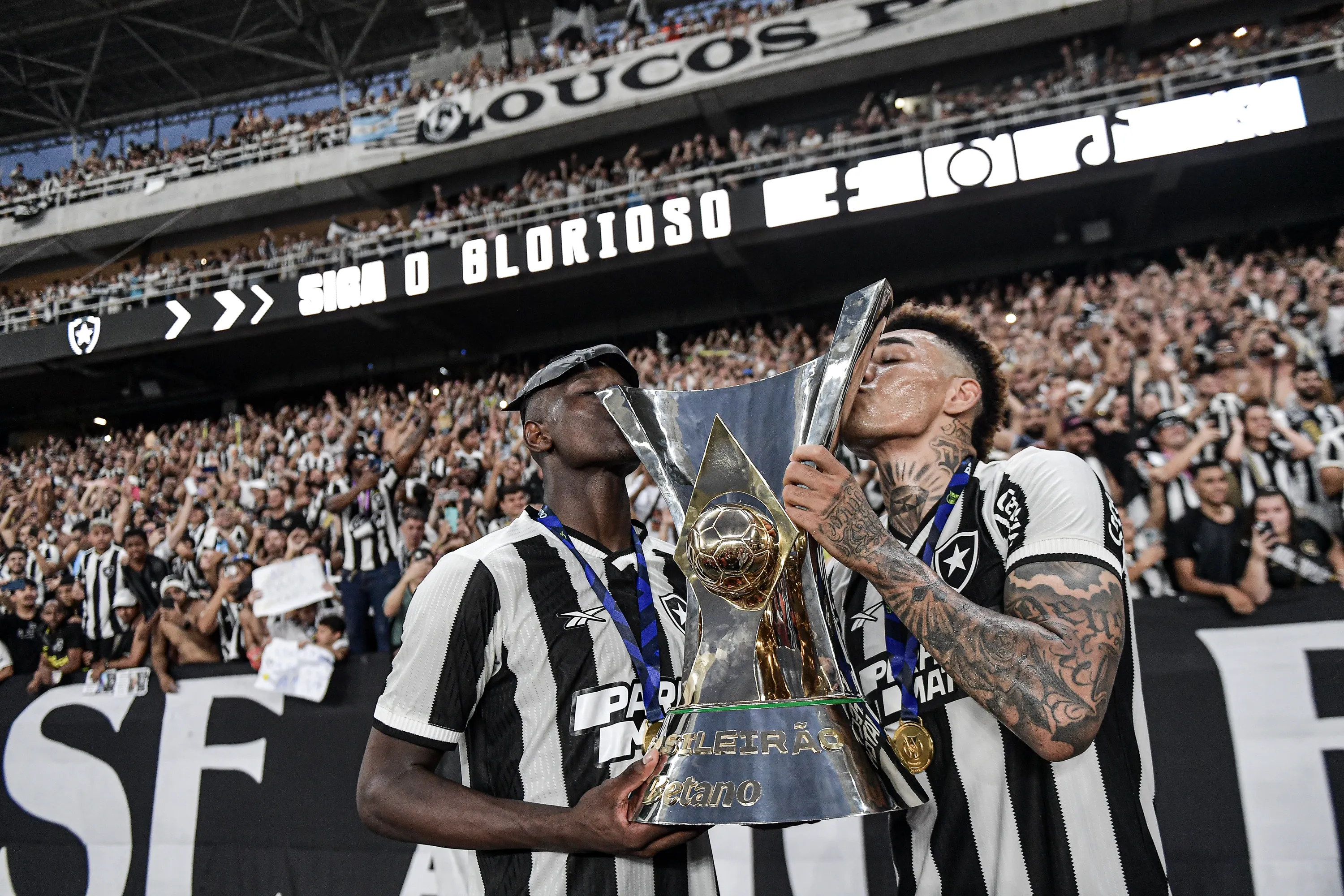 Luiz Henrique e Igor Jesus jogadores do Botafogo comemoram titulo de campeao apos partida contra o Sao Paulo no estadio Engenhao pela decisao do campeonato Brasileiro A 2024. Foto: Thiago Ribeiro/AGIF