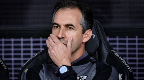 Léo Condé durante confronto contra o Corinthians no Brasileirão de 2025.