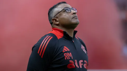 Roger Machado durante clássico contra o Grêmio no Brasileirão de 2025.