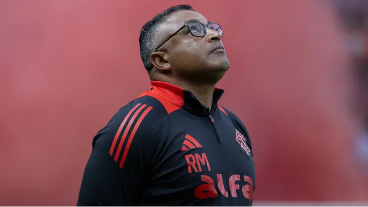 Roger Machado durante clássico contra o Grêmio no Brasileirão de 2025.