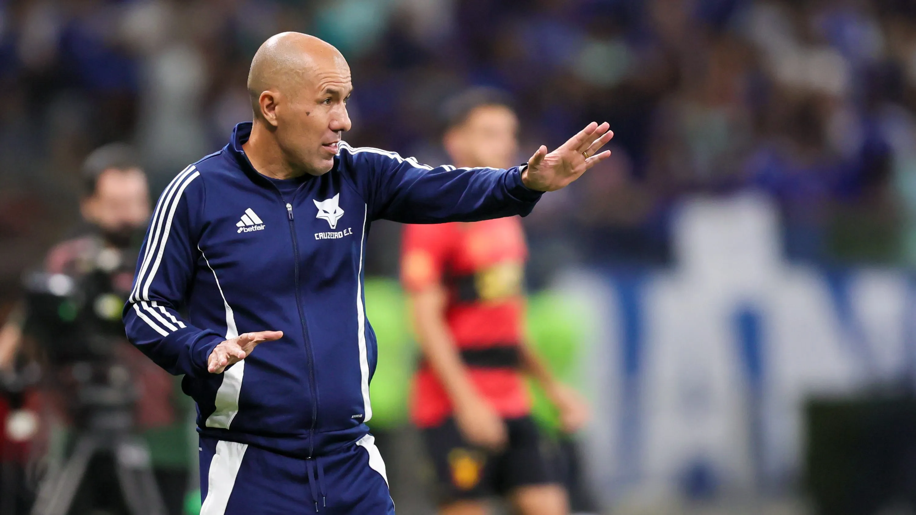 Leonardo Jardim comandando Cruzeiro em partida. Foto: Gilson Lobo/AGIF