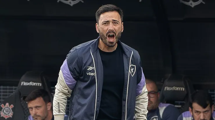 Davide Ancelotti, técnico do Botafogo em jogo no Campeonato Brasileiro A 2025. Foto: Joisel Amaral/AGIF