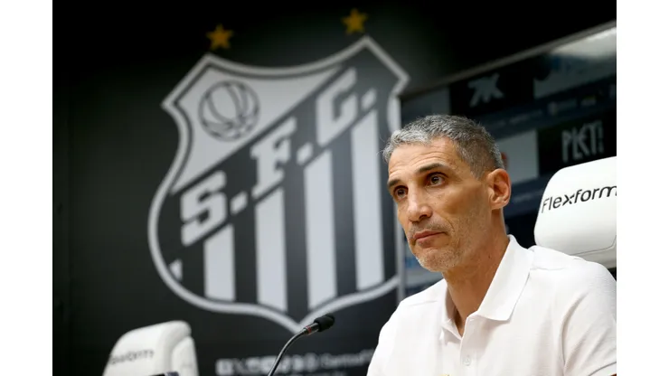 Vojvoda durante apresentacao como novo tecnico do Santos em coletiva de imprensa realizada no Vila Belmiro. Foto: Mauricio De Souza/AGIF