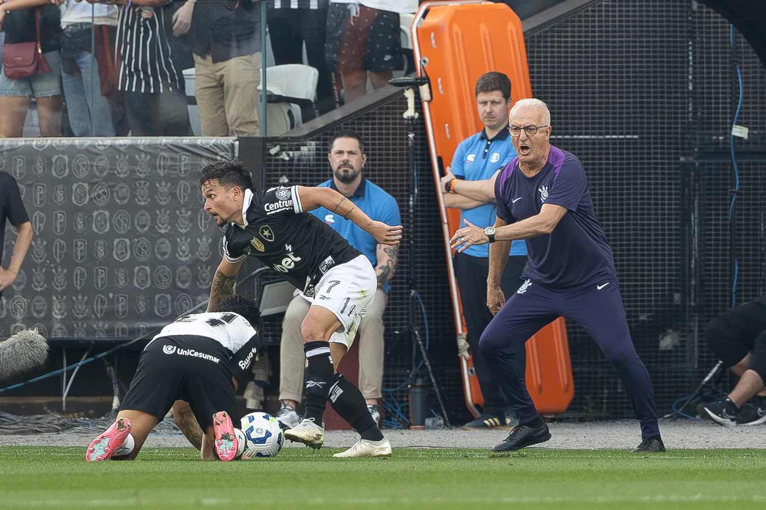 SP – SAO PAULO – 30/11/2025 – BRASILEIRO A 2025, CORINTHIANS X BOTAFOGO -dorival junior tecnico do Corinthians durante partida contra o Botafogo no estadio Arena Corinthians pelo campeonato Brasileiro A 2025. Foto: Joisel Amaral/AGIF