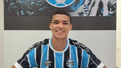 Luis Eduardo assinando contrato com o Grêmio