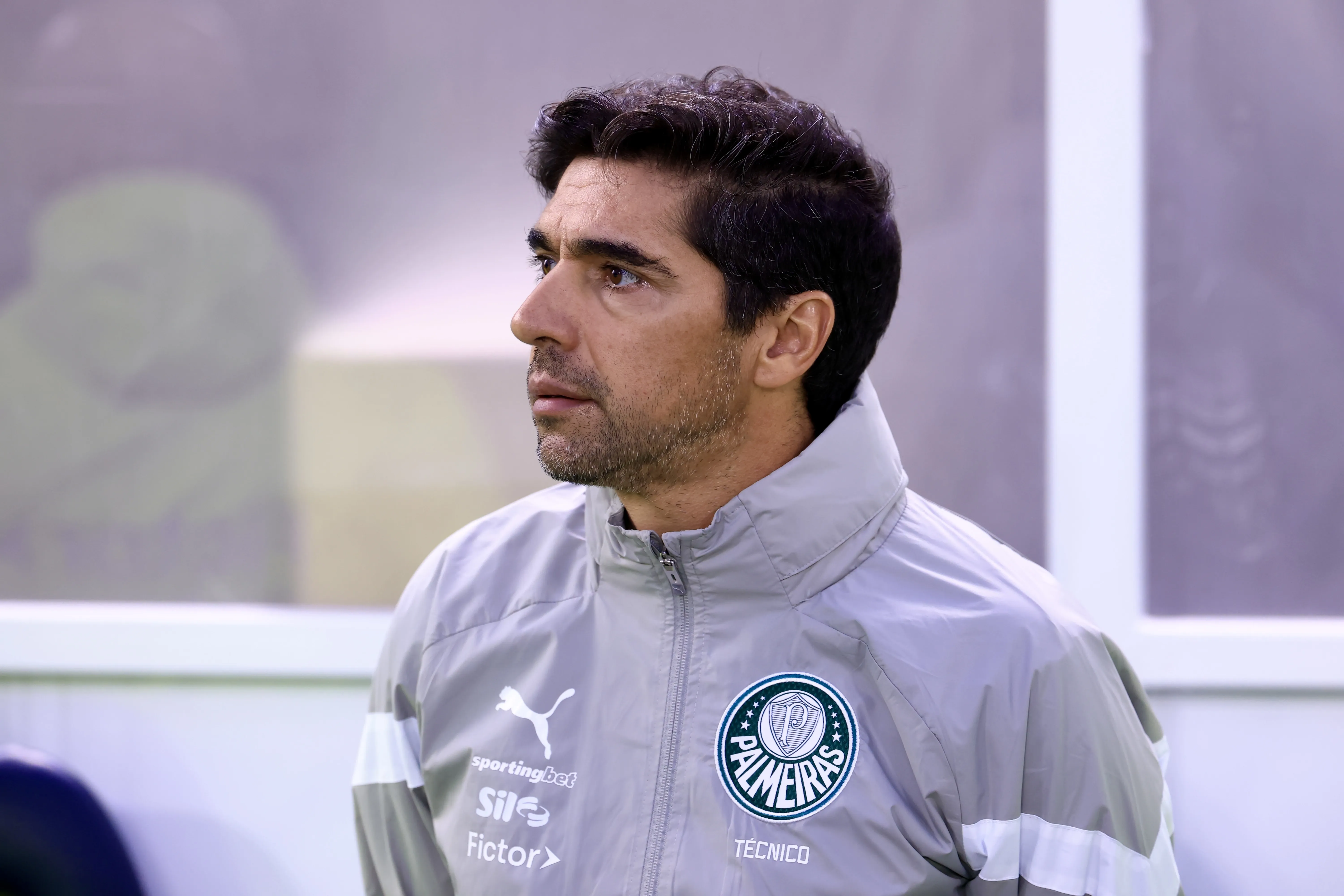 SP – BARUERI – 11/05/2025 – BRASILEIRO A 2025, PALMEIRAS X SAO PAULO –  tecnico do Palmeiras durante partida contra o Sao Paulo no estadio Arena Barueri pelo campeonato Brasileiro A 2025. Foto: Marcello Zambrana/AGIF