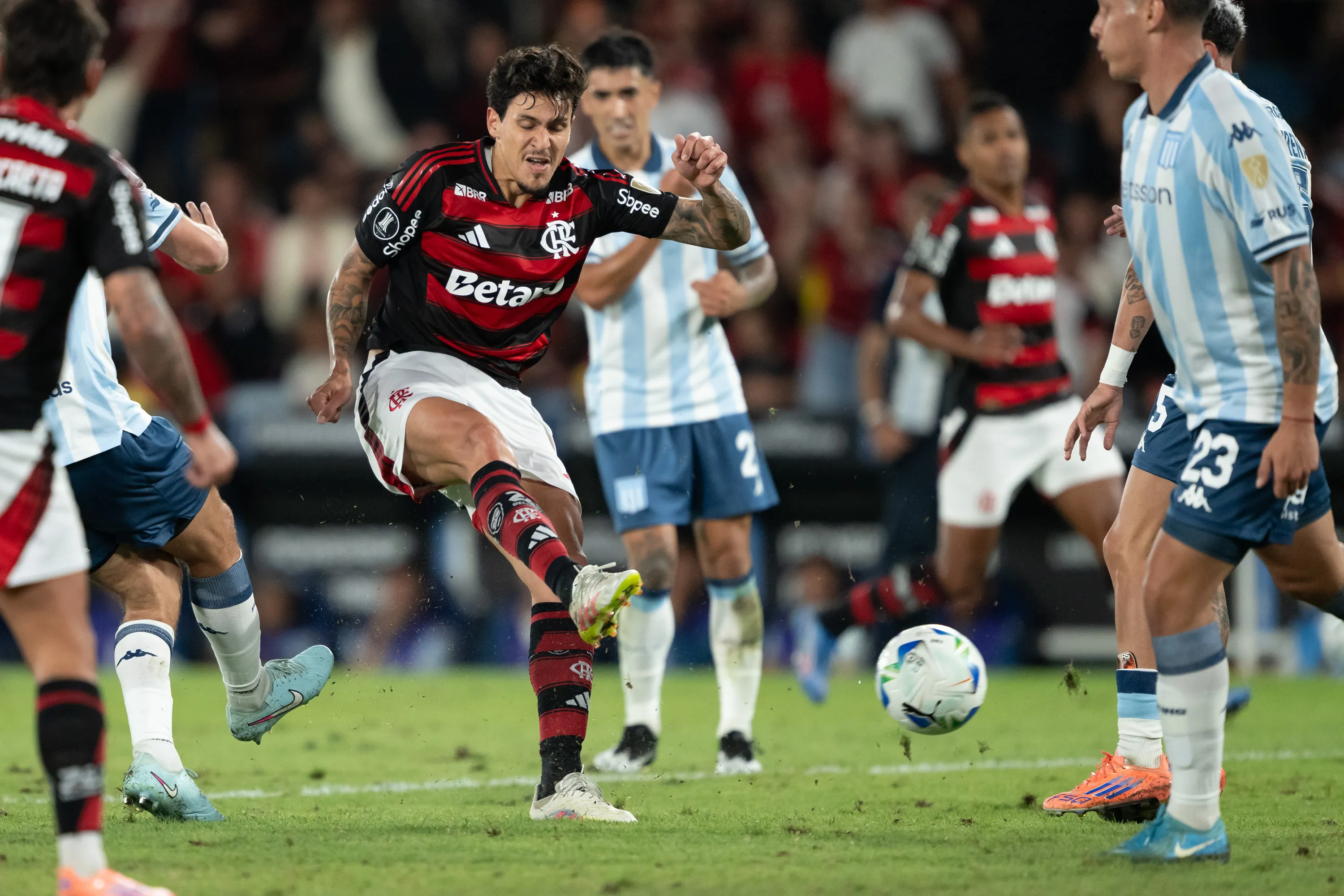 Pedro jogador do Flamengo durante partida contra o Racing no estadio Maracana pelo campeonato Copa Libertadores 2025. Foto: Jorge Rodrigues/AGIF