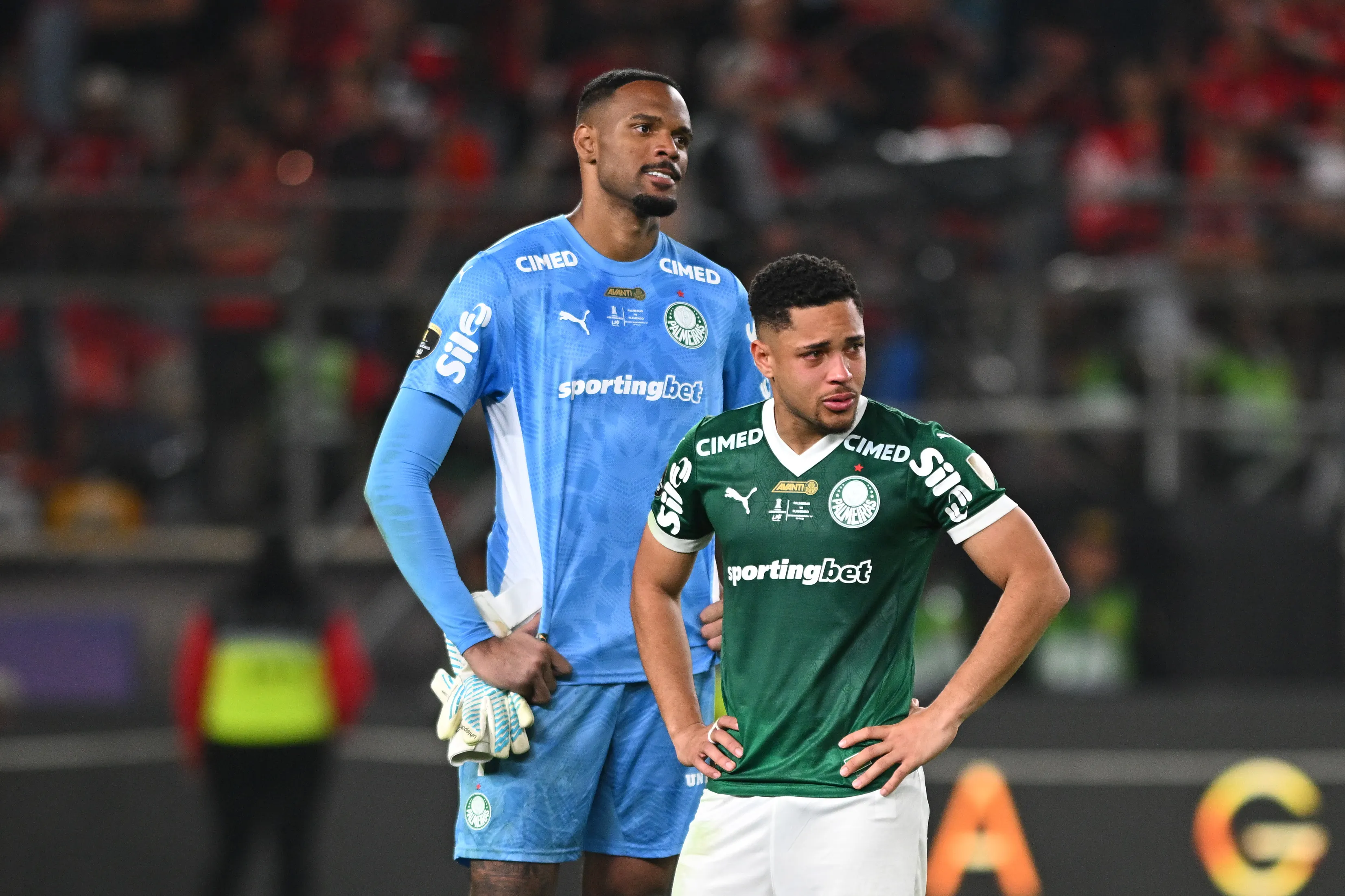 Carlos Miguel e Vitor Roque do Palmeiras reagem após a derrota do time na final da Copa CONMEBOL Libertadores de 2025 entre Palmeiras e Flamengo no Estádio Monumental em 29 de novembro de 2025 em Lima, Peru. (Foto de Rodrigo Valle/Getty Images)
