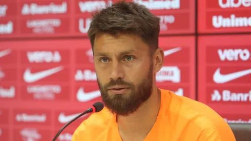Foto: Ricardo Duarte/Internacional - Rafael Sobis durante entrevista coletiva no Internacional em 2019.