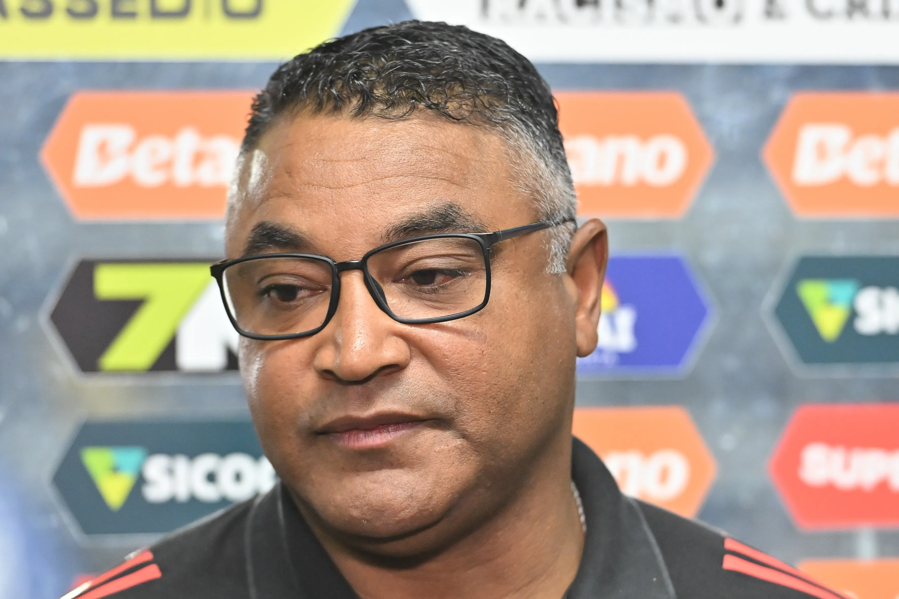 SP – SANTOS – 23/07/2025 – BRASILEIRO A 2025, SANTOS X INTERNACIONAL – Roger Machado tecnico do Internacional durante partida contra o Santos no estadio Vila Belmiro pelo campeonato Brasileiro A 2025. Foto: Jota Erre/AGIF