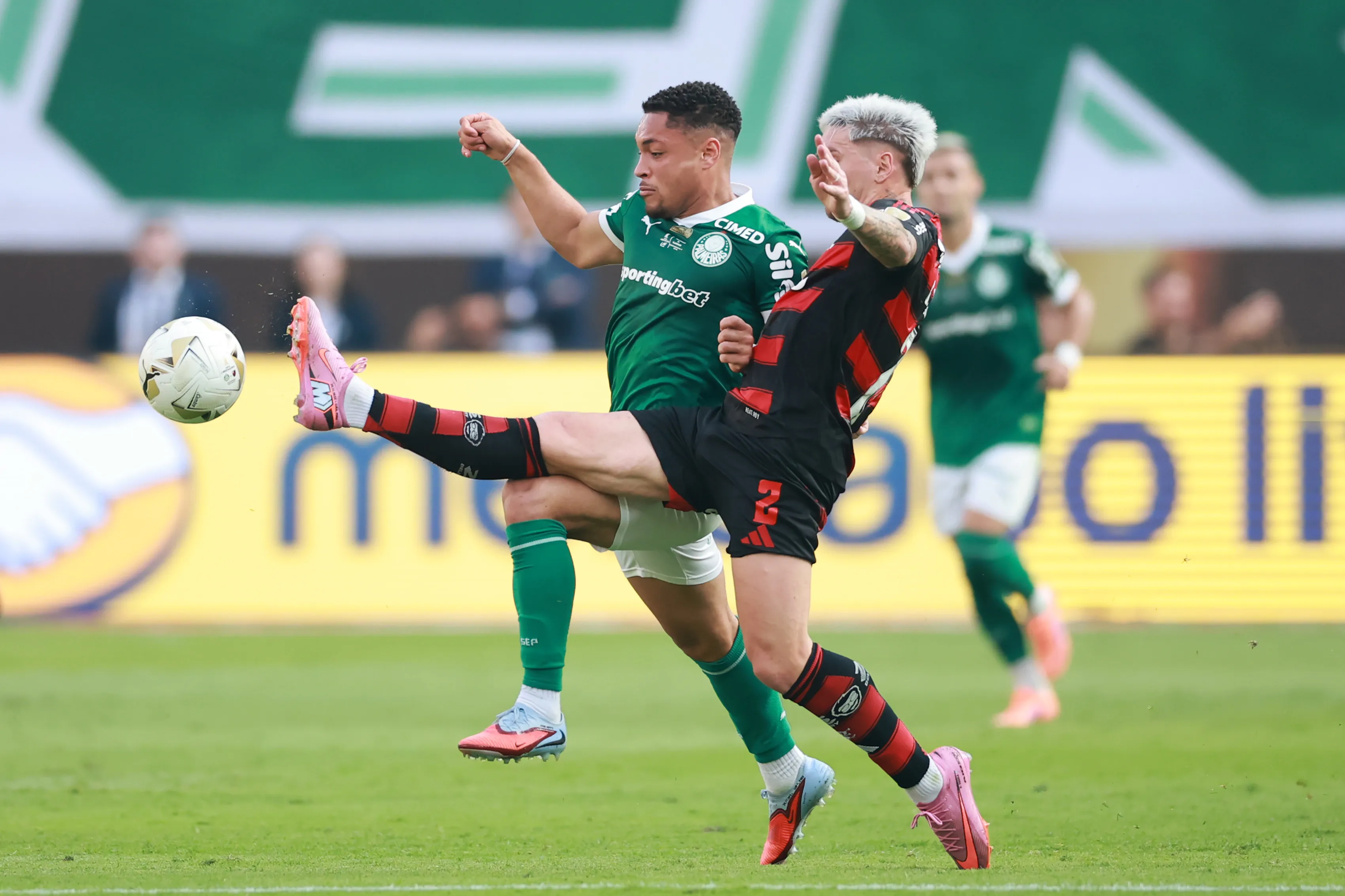 Vitor Roque e Viña dividem a posse da bola.  (Photo by Hector Vivas/Getty Images)