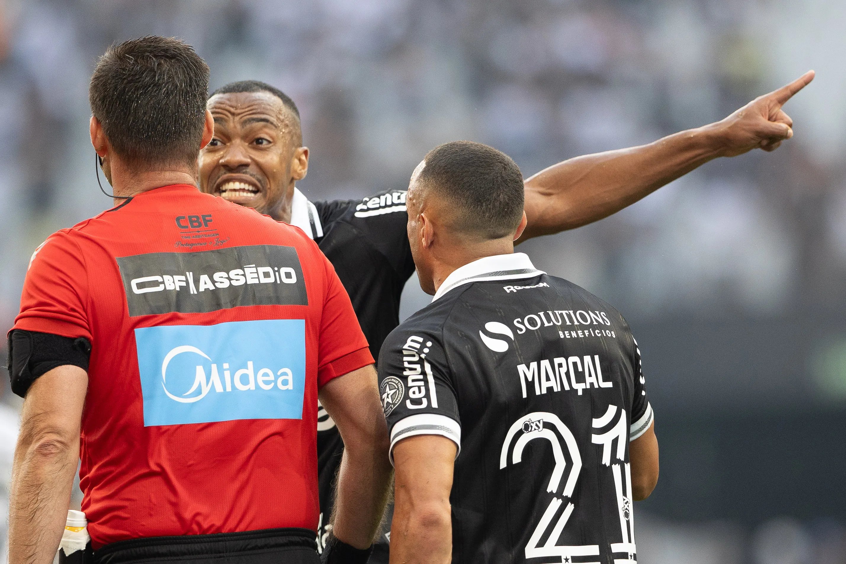 Botafogo reclamou do segundo gol do Corinthians – Foto: Joisel Amaral/AGIF.