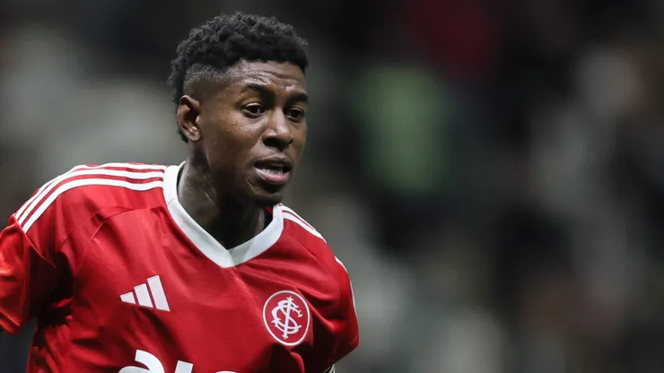 MG - BELO HORIZONTE - 12/06/2025 - BRASILEIRO A 2025, ATLETICO-MG X INTERNACIONAL - Vitao jogador do Internacional durante partida contra o Atletico-MG no estadio Arena MRV pelo campeonato Brasileiro A 2025. Foto: Gilson Lobo/AGIF