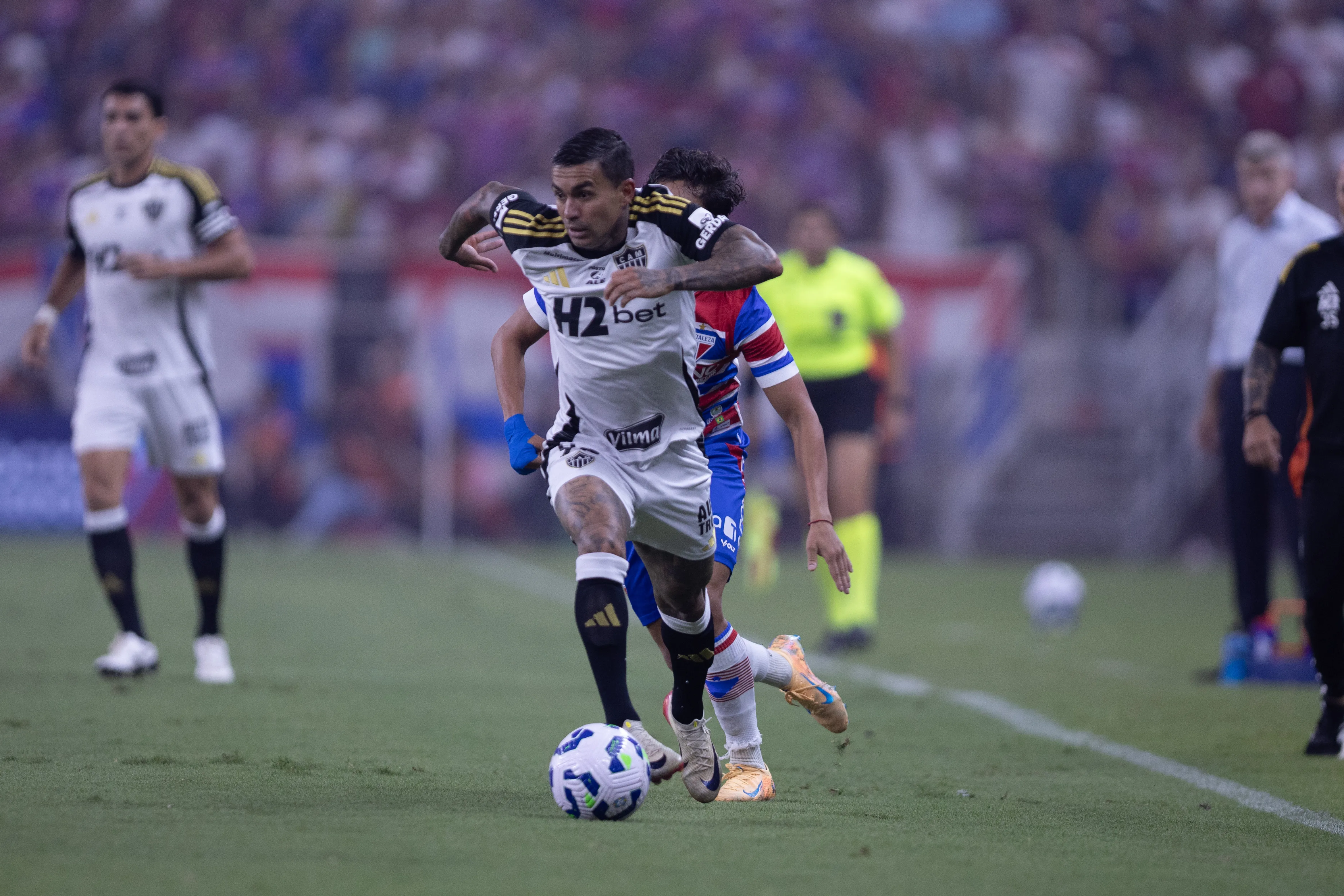 CE – FORTALEZA – 30/11/2025 – BRASILEIRO A 2025, FORTALEZA X ATLETICO-MG – Dudu jogador do Atletico-MG durante partida contra o Fortaleza no estadio Arena Castelao pelo campeonato Brasileiro A 2025. Foto: Baggio Rodrigues/AGIF