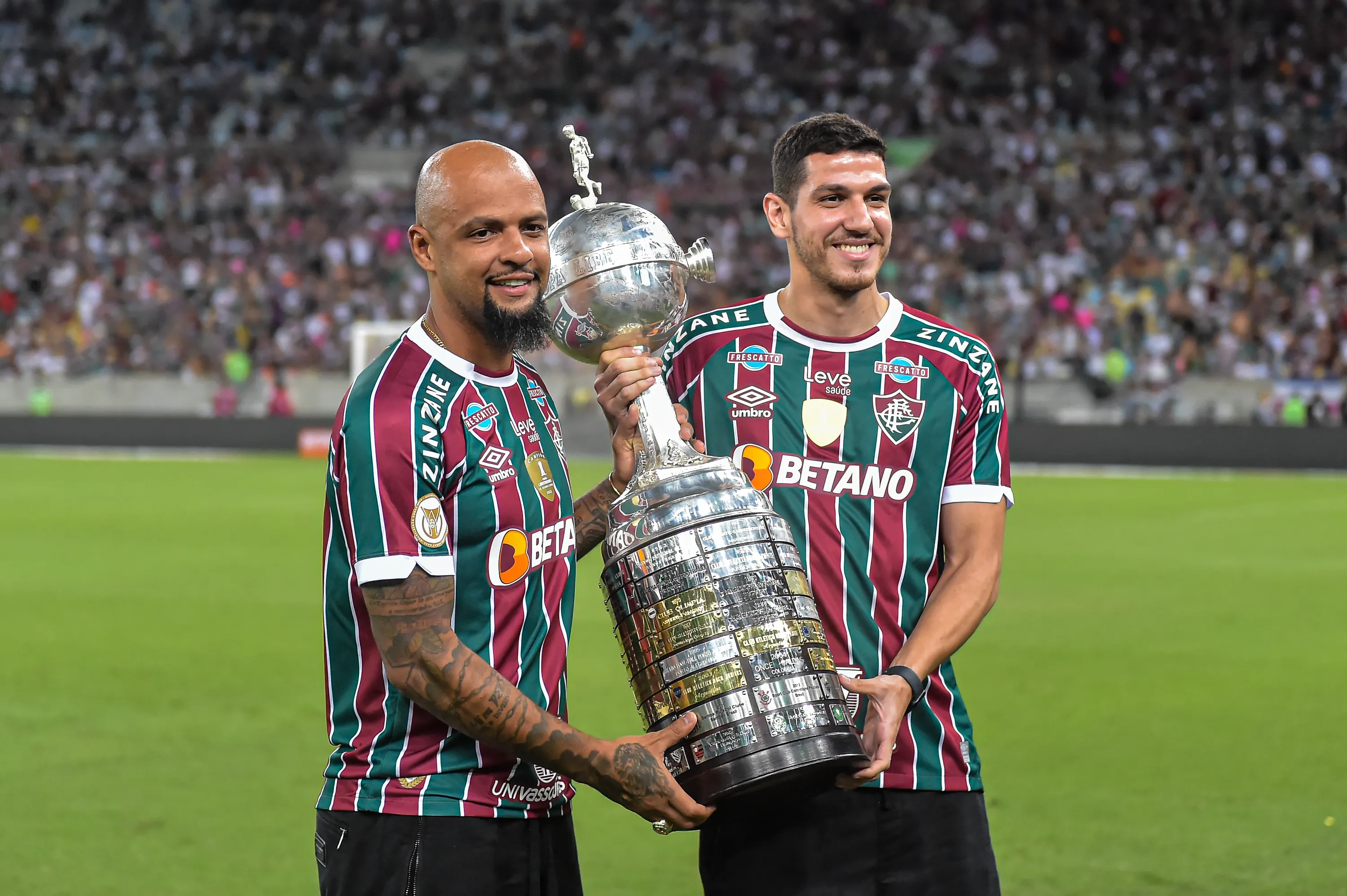 RJ – RIO DE JANEIRO – 22/11/2023 – BRASILEIRO A 2023, FLUMINENSE X SAO PAULO – Nino jogador do Fluminense carrega taca com Felipe Melo jogador da sua equipe antes da partida contra o Sao Paulo no estadio Maracana pelo campeonato Brasileiro A 2023. Foto: Thiago Ribeiro/AGIF