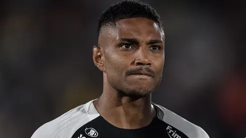 Vitinho durante confronto contra o Fluminense no Brasileirão 2025.