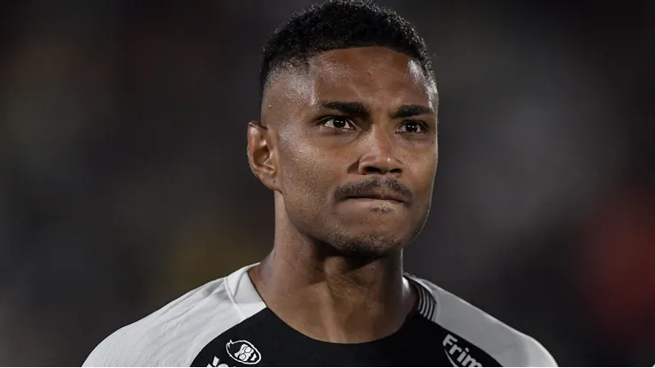 Vitinho durante confronto contra o Fluminense no Brasileirão 2025.
